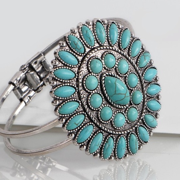 5 ⭐️ Rated Western Concho Hinge Navajo Bracelet - Picture 3 of 8